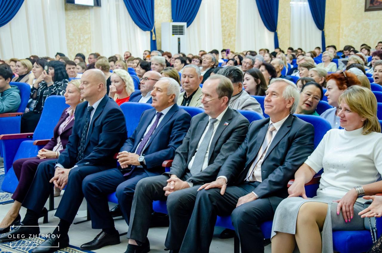 В Каспийском институте морского и речного транспорта состоялся творческий вечер, посвященный 80-летию народного артиста СССР Муслима Магомаева